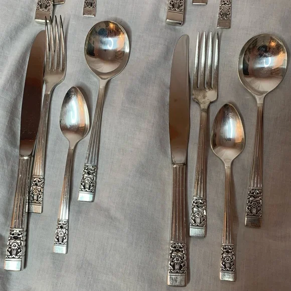 vintage CommunityOneida discontinued Coronation pattern 8 settings+ silverplate